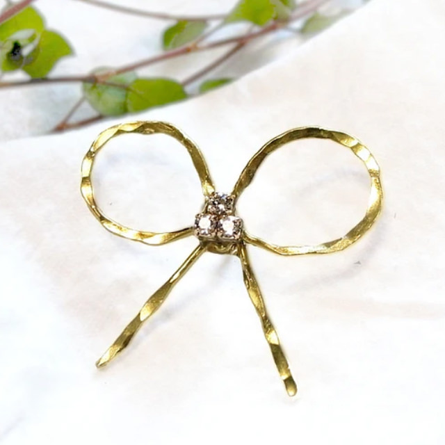 リボンのブローチ